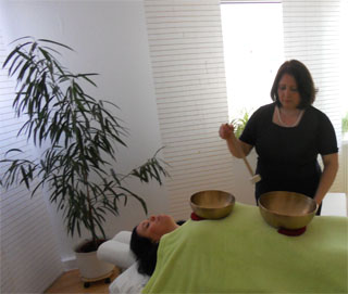 Entspannung bei einer Klangschalenmassage erleben